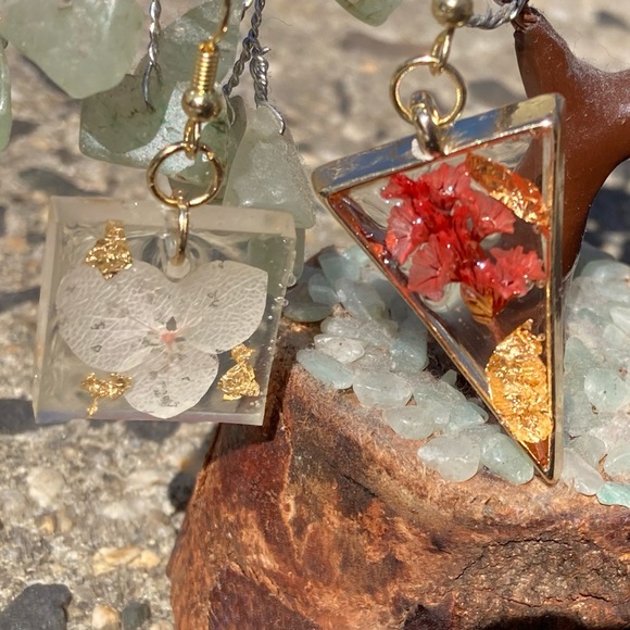 Pink flower Square resin earrings with gold flakes - Picture 4 of 4